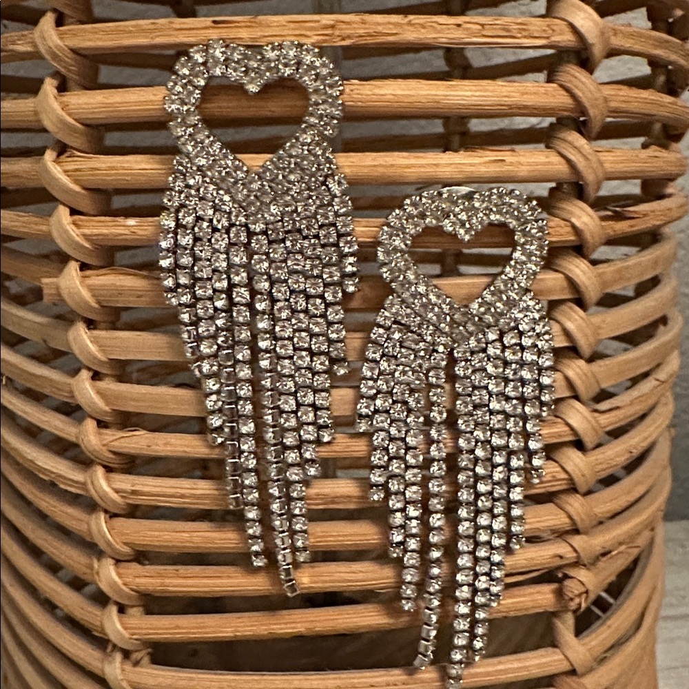 ❤️NWOT Elegant Silver Rhinestone Heart Dangle Earrings